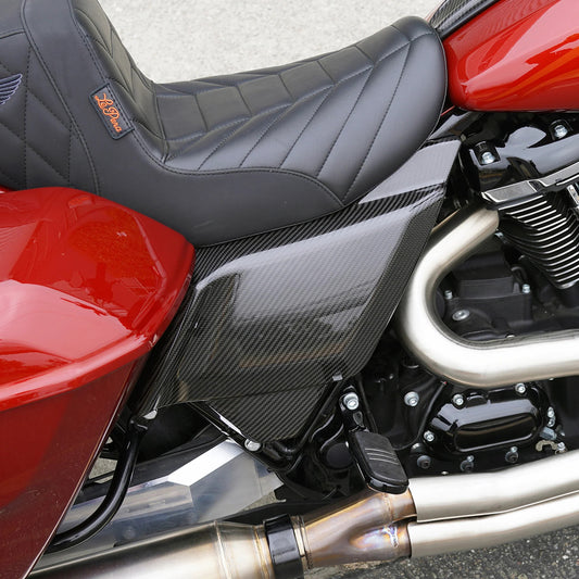 Arlen Ness Carbon Fiber Side Covers – montiert am Touring-Modell