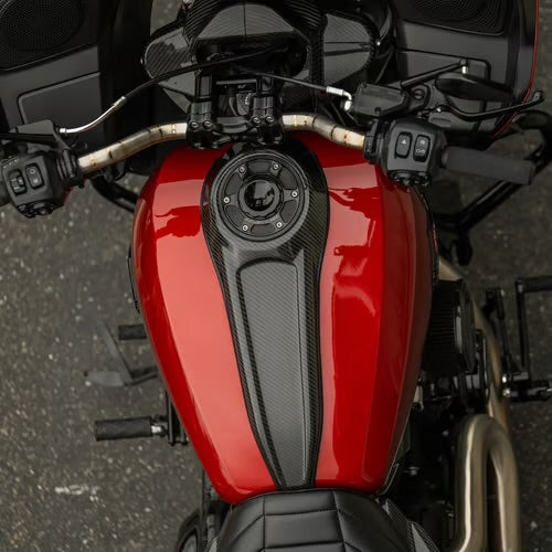 Arlen Ness Carbon Fiber Tank Dash – Montage am Touring, rot
