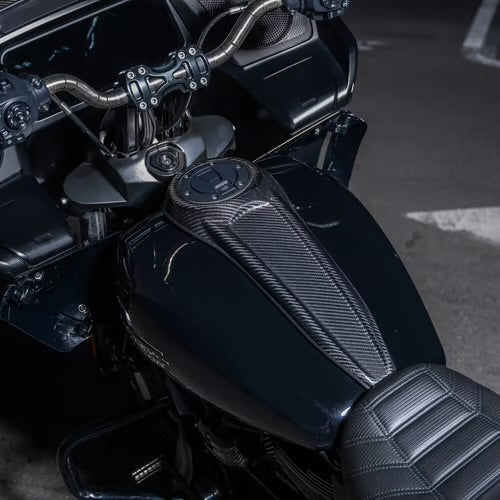 Arlen Ness Carbon Fiber Tank Dash – Montage am Touring, schwarz