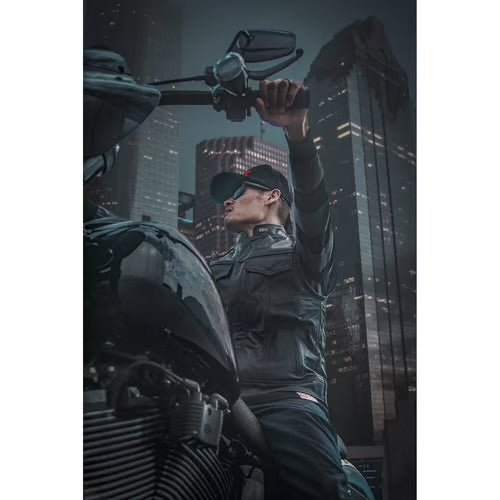 Tommy & Sons – Lederjacke am Motorrad