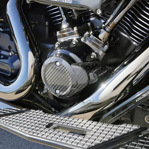 Arlen Ness Carbon Fiber Cam Cover – montierte Detailansicht