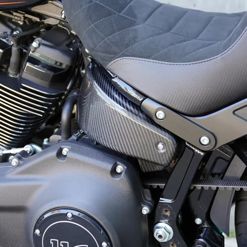 Arlen Ness Carbon Fiber Side Cover – montierte Nahaufnahme an einer Softail