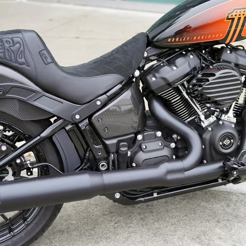 Arlen Ness Carbon Fiber Side Covers – Seitenansicht an einer Harley-Davidson Softail