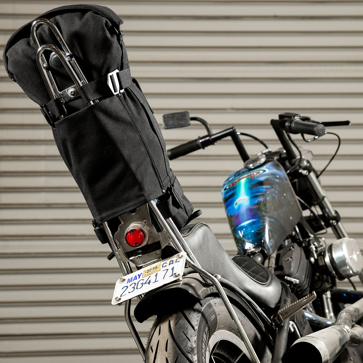 Biltwell EXFIL-32 Schwarz an der Sissybar montiert