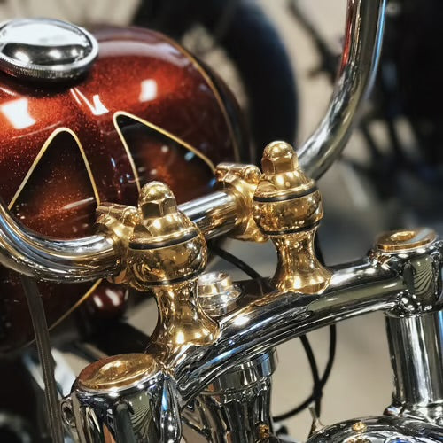 Indian Larry Throwback Riser 2 Zoll poliertes Messing – montiert am Chopper