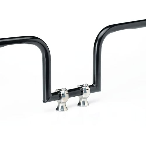 Chrompolierte Riser mit montiertem schwarzen Lenker