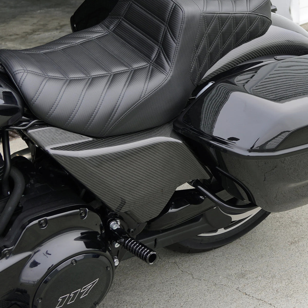 Arlen Ness Carbon Fiber Side Covers – Detailansicht am Touring-Bike