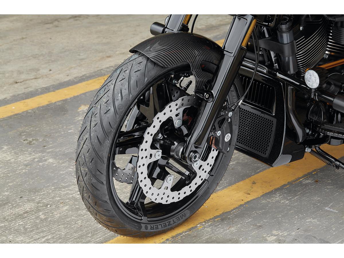 Arlen Ness Café Carbon Front Fender – montiert am Vorderrad